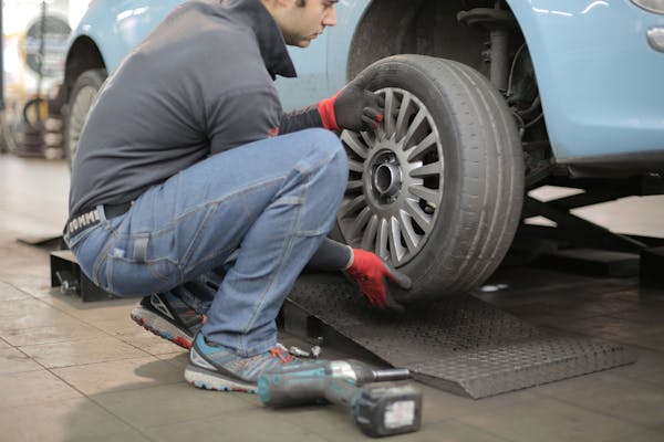Zarobki mechanika za granicą